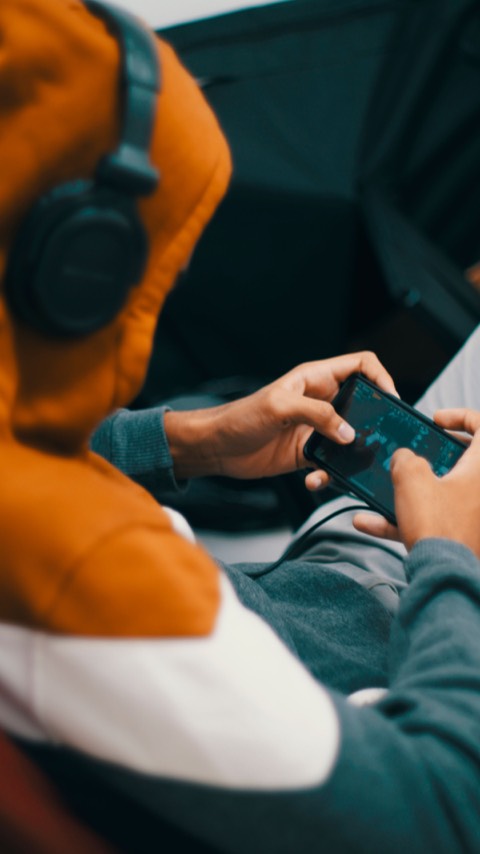 Person playing a classic-style mobile game on a phone